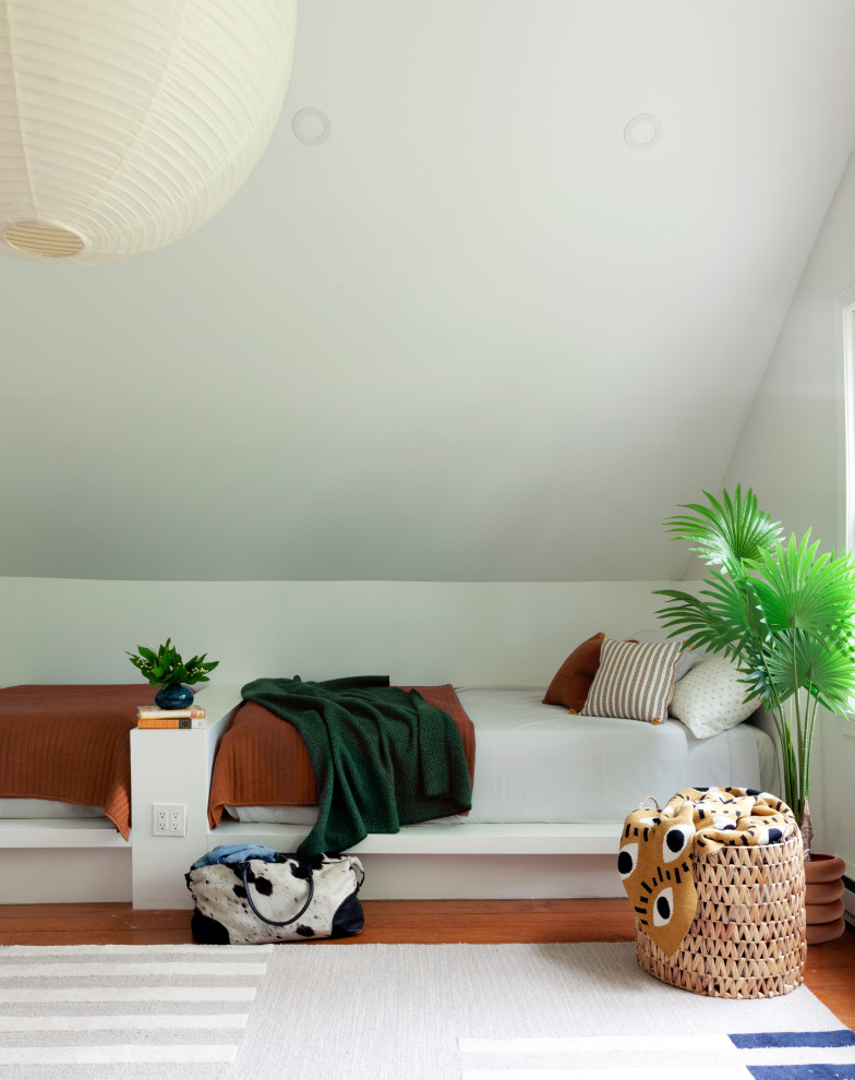 Bild på ett minimalistiskt barnrum kombinerat med sovrum, med vita väggar, mellanmörkt trägolv och brunt golv