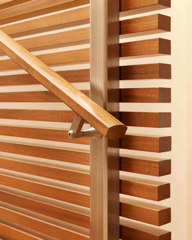 Idées déco pour un grand escalier sans contremarche droit asiatique avec des marches en bois et un garde-corps en bois.