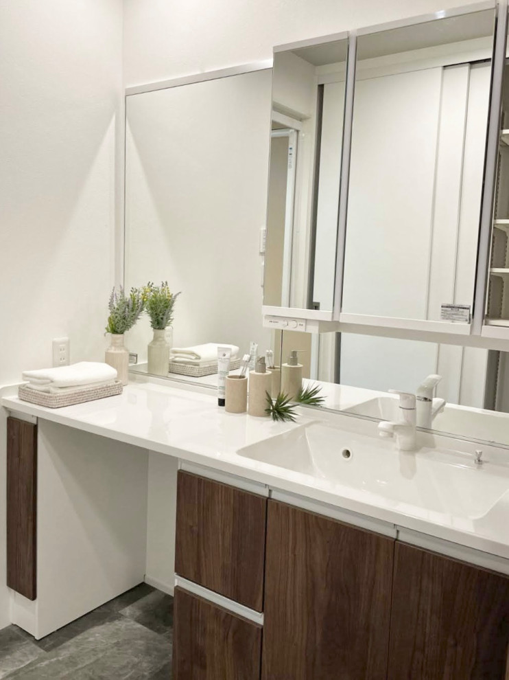 Cette image montre un WC et toilettes design avec un mur blanc, un sol gris, un plan de toilette blanc et un plafond en papier peint.