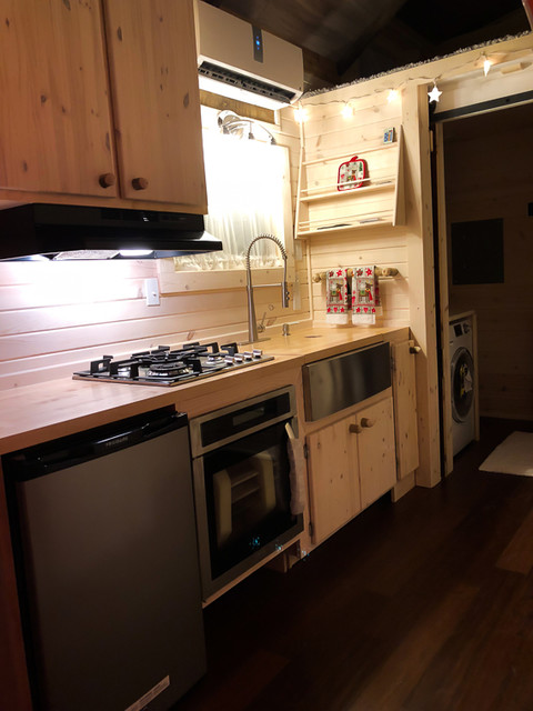 The Nest Tiny Home rustikal-kueche