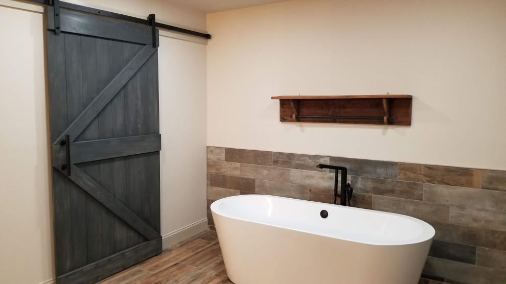 Inspiration för stora rustika en-suite badrum, med grå skåp, ett fristående badkar, flerfärgad kakel, porslinskakel, beige väggar, klinkergolv i porslin, träbänkskiva och brunt golv