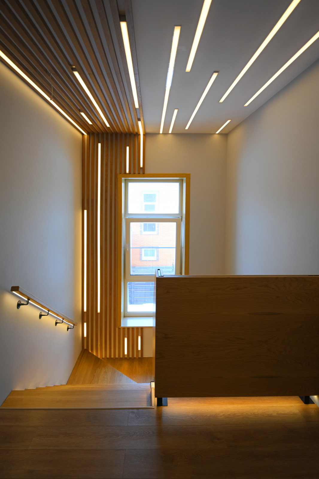 Коттедж в Чукреевке с природными фресками и рейками с подсветкой