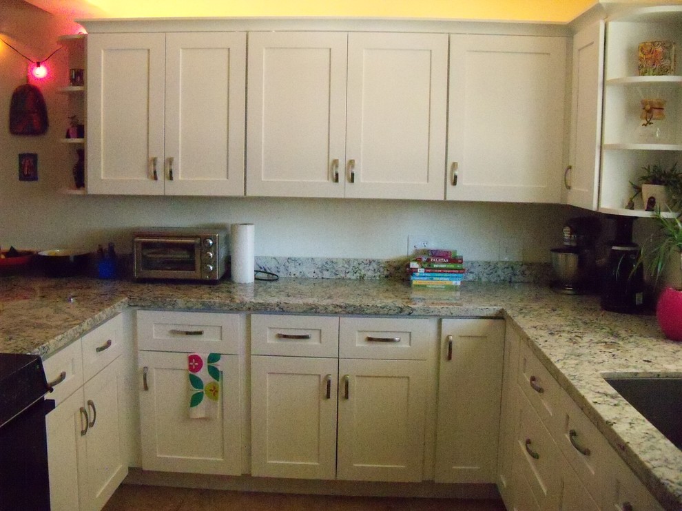 Eat-in kitchen - small transitional u-shaped eat-in kitchen idea in Phoenix with a single-bowl sink, shaker cabinets, white cabinets, granite countertops and a peninsula