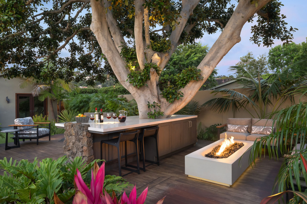 Diseño de terraza planta baja tropical pequeña sin cubierta en patio con cocina exterior
