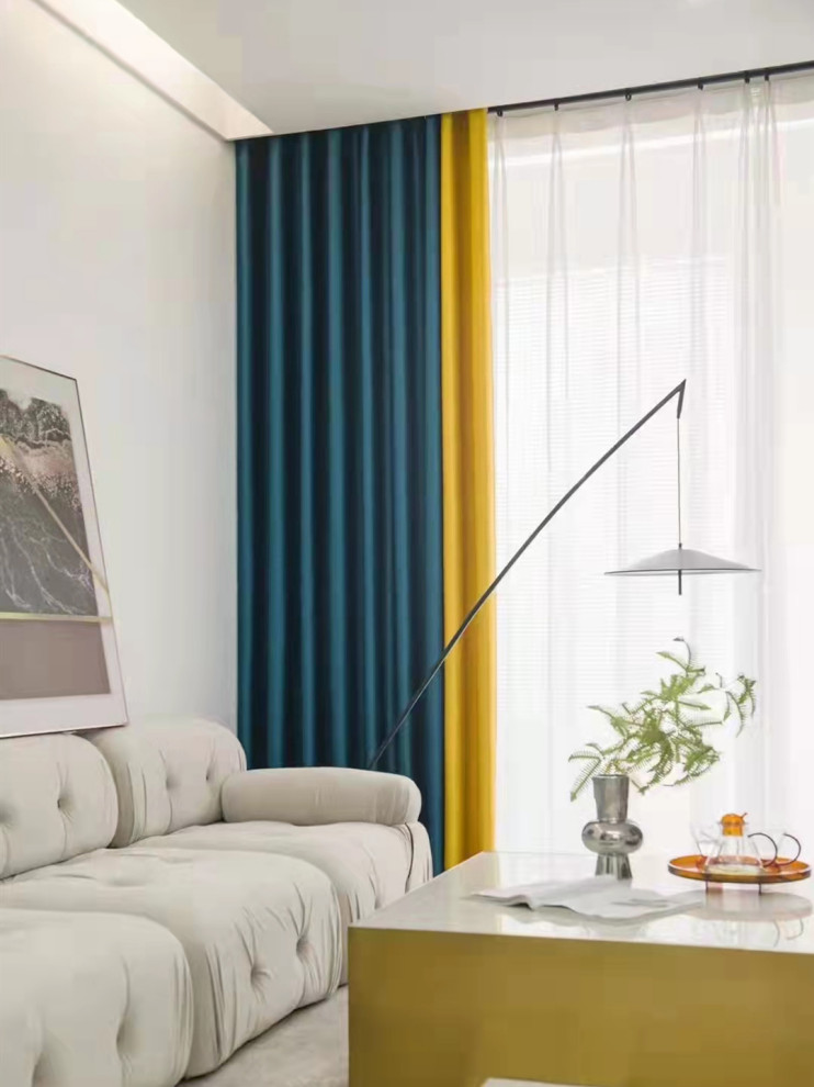 На фото: гостиная комната в стиле рустика с синими шторами с