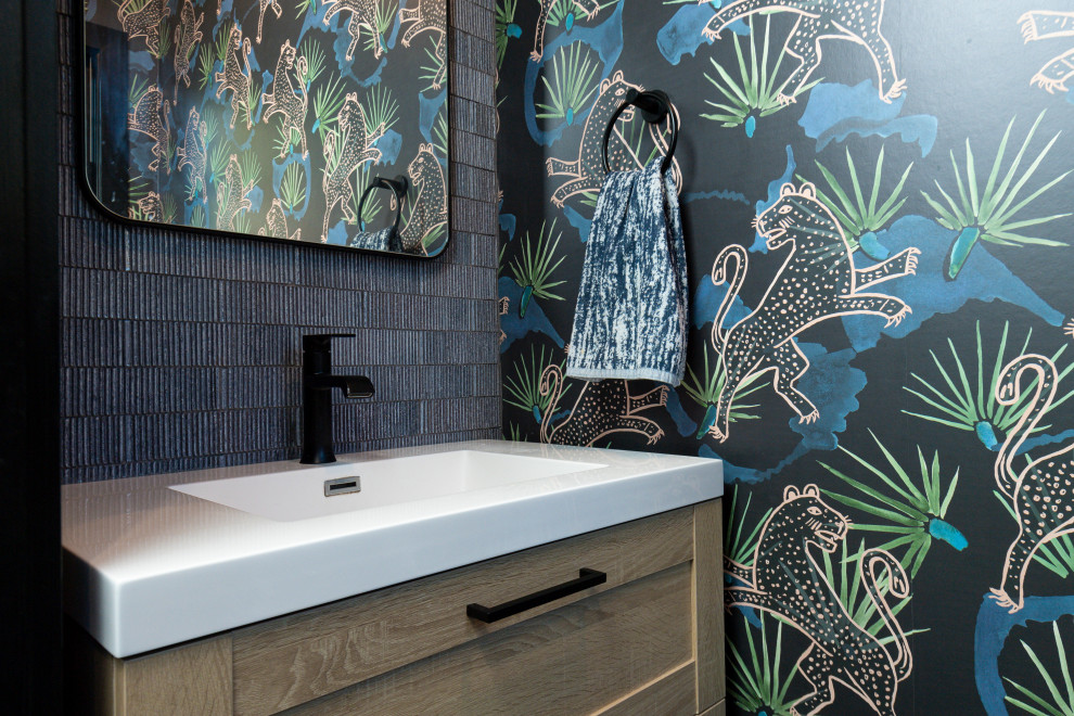 Стильный дизайн: туалет в стиле неоклассика (современная классика) с фасадами цвета дерева среднего тона, синей плиткой, синими стенами, белой столешницей, встроенной тумбой, обоями на стенах и фасадами в стиле шейкер - последний тренд