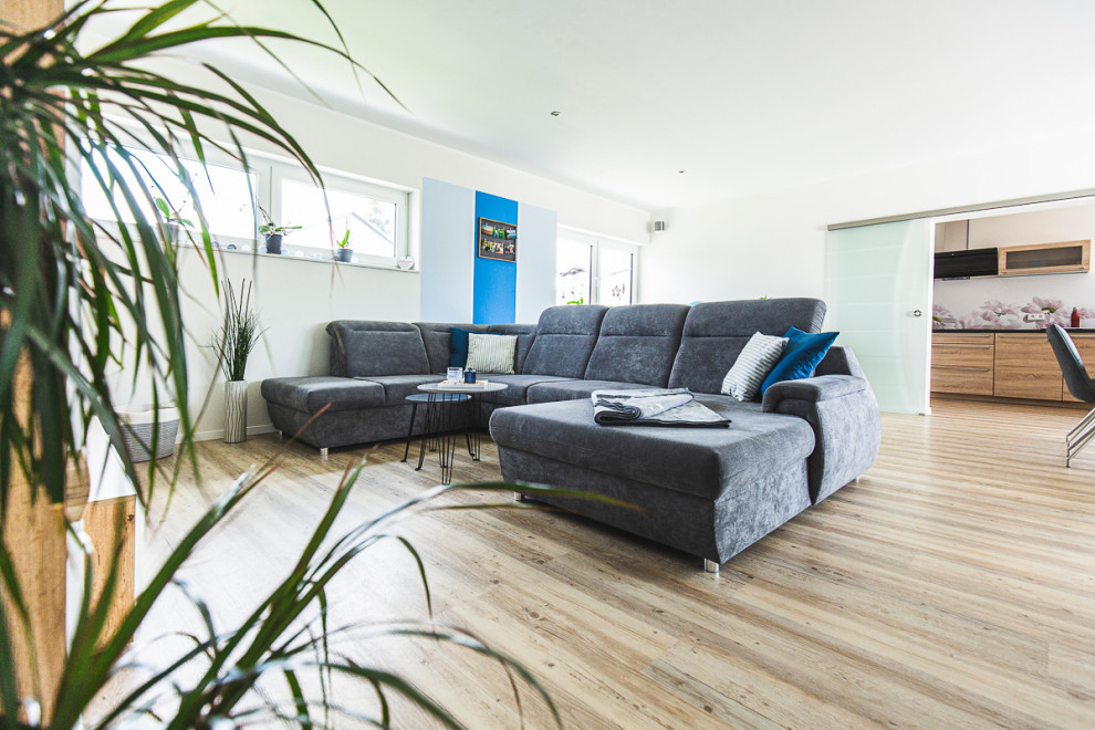 Wohnzimmer mit weißer Wandfarbe in Sonstige