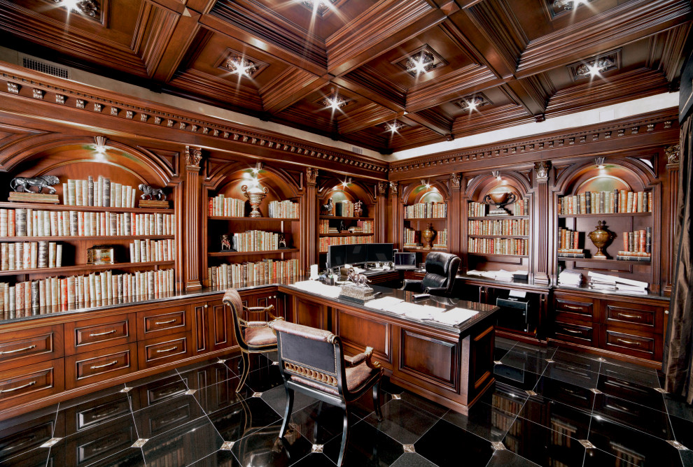 Cette image montre un bureau traditionnel en bois de taille moyenne avec une bibliothèque ou un coin lecture, un mur blanc, un sol en carrelage de céramique, aucune cheminée, un bureau intégré, un sol noir et un plafond à caissons.
