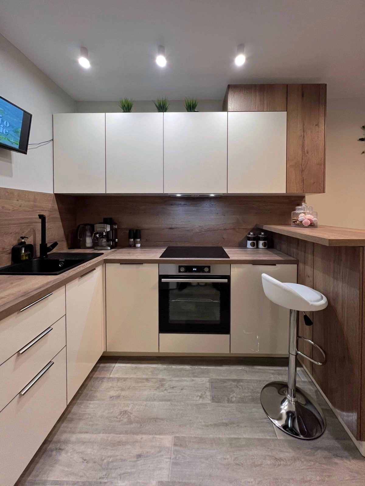 Недорогая и красивая кухня в типовую квартиру