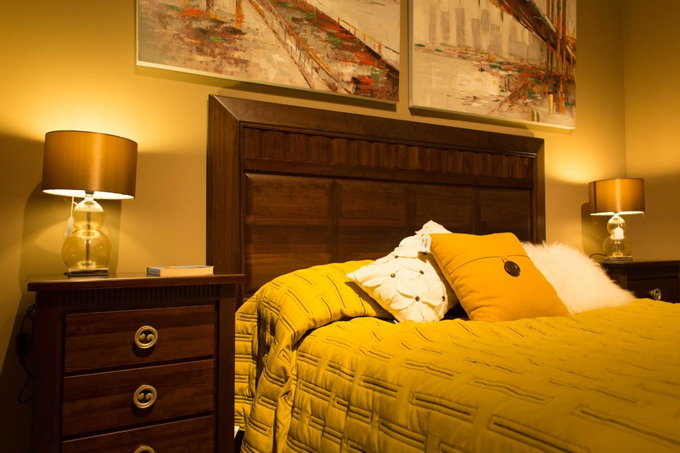 Imagen de dormitorio principal clásico renovado de tamaño medio sin chimenea con paredes amarillas
