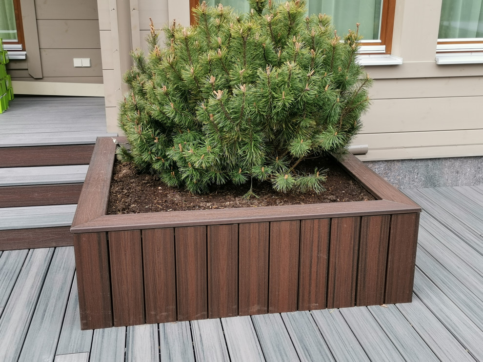 Террасы у дома в лесу