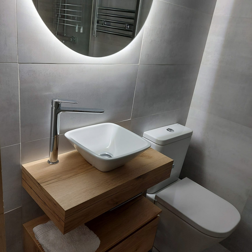 Photo of a contemporary bathroom in Barcelona.