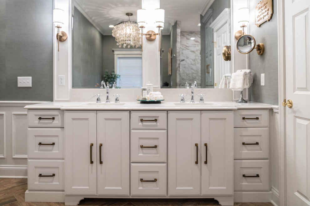 Inspiration för stora klassiska vitt en-suite badrum, med luckor med infälld panel, vita skåp, ett fristående badkar, en dusch i en alkov, vit kakel, keramikplattor, grå väggar, mellanmörkt trägolv, bänkskiva i kvarts, brunt golv och dusch med gångjärnsdörr