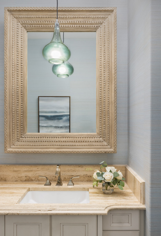 Пример оригинального дизайна: большая ванная комната в стиле неоклассика (современная классика) с фасадами островного типа, белыми фасадами, синими стенами, темным паркетным полом, врезной раковиной, столешницей из известняка, коричневым полом, бежевой столешницей, тумбой под одну раковину, встроенной тумбой и обоями на стенах