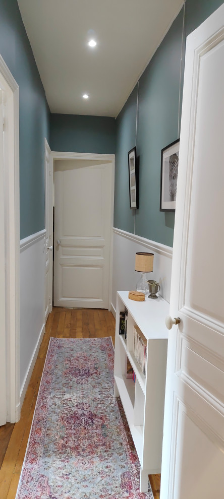 Idées déco pour un petit couloir classique avec un mur vert et un sol en bois brun.