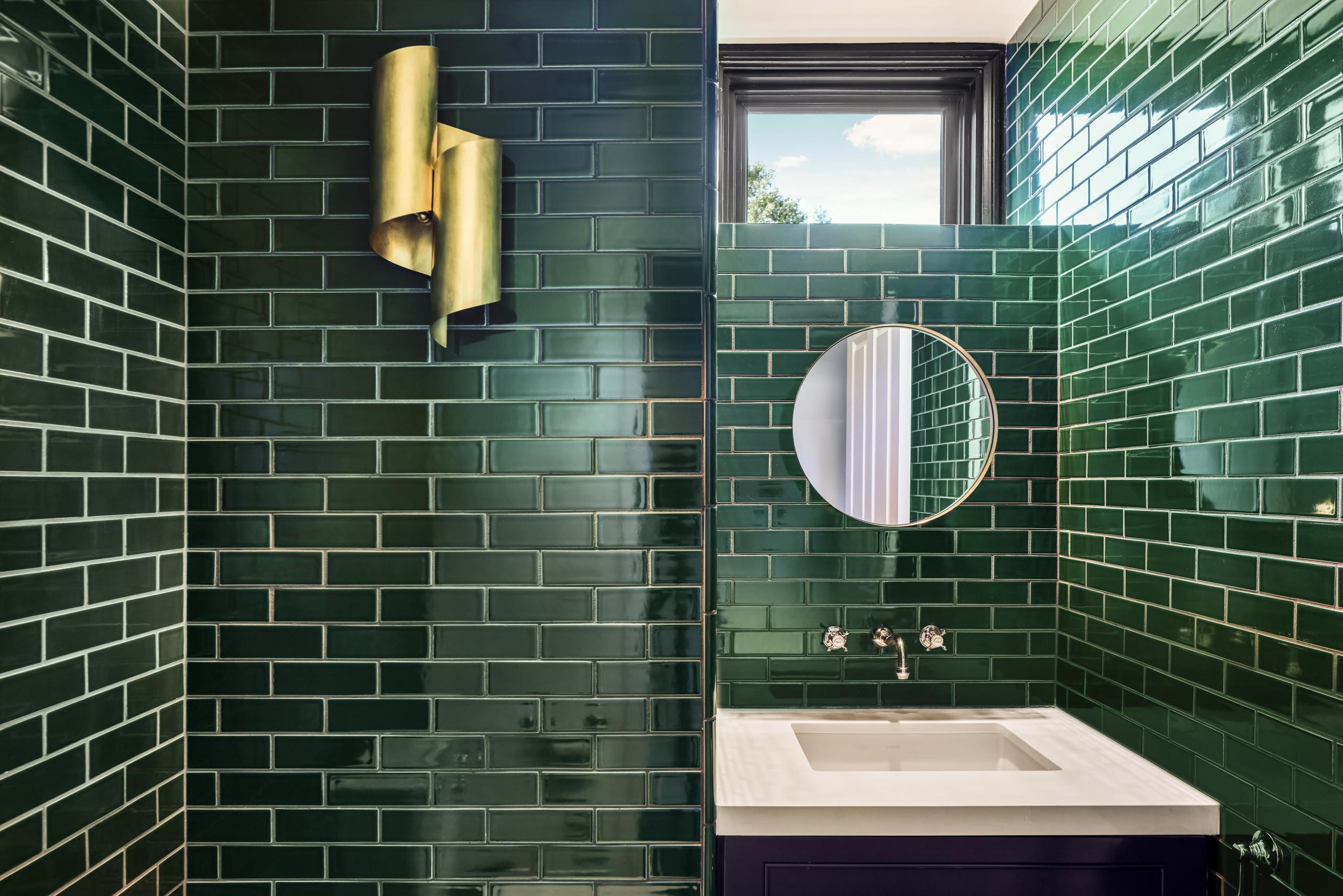 Idéer til lille badeværelse med grønne skabe og keramiske fliser - Maj 2023  | Houzz DK