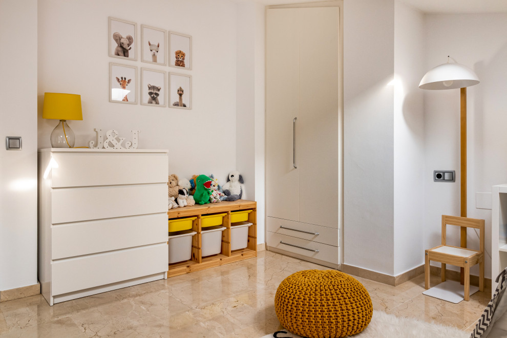 Bild på ett mellanstort funkis könsneutralt småbarnsrum kombinerat med sovrum, med vita väggar, marmorgolv och beiget golv