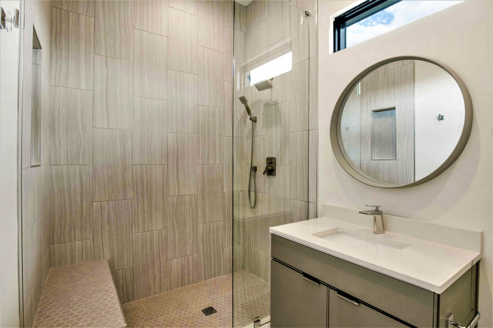 Идея дизайна: большая ванная комната в стиле модернизм с плоскими фасадами, серыми фасадами, открытым душем, унитазом-моноблоком, белой плиткой, керамогранитной плиткой, белыми стенами, полом из керамогранита, настольной раковиной, столешницей из искусственного кварца, белым полом, открытым душем, белой столешницей, сиденьем для душа, тумбой под две раковины и подвесной тумбой