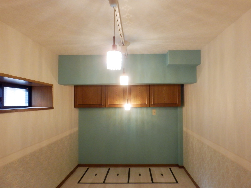 Inredning av en medelhavsstil liten källare utan ingång, med blå väggar, plywoodgolv och beiget golv