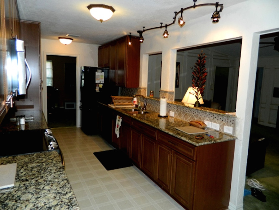Kitchen - transitional kitchen idea in Dallas
