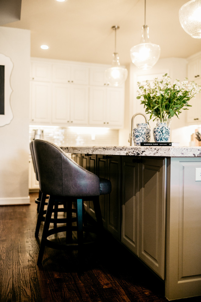 Example of a transitional home design design in Dallas