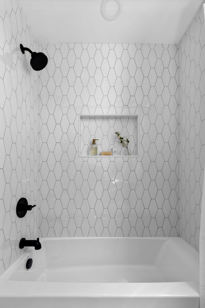 Idée de décoration pour une salle d'eau minimaliste avec un placard avec porte à panneau encastré, des portes de placard bleues, une baignoire en alcôve, un combiné douche/baignoire, WC à poser, un carrelage blanc, un mur beige, un lavabo encastré, un sol gris, une cabine de douche avec un rideau, un plan de toilette blanc, une niche, meuble simple vasque et meuble-lavabo encastré.