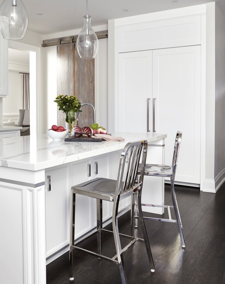 Kitchen - transitional kitchen idea in Toronto