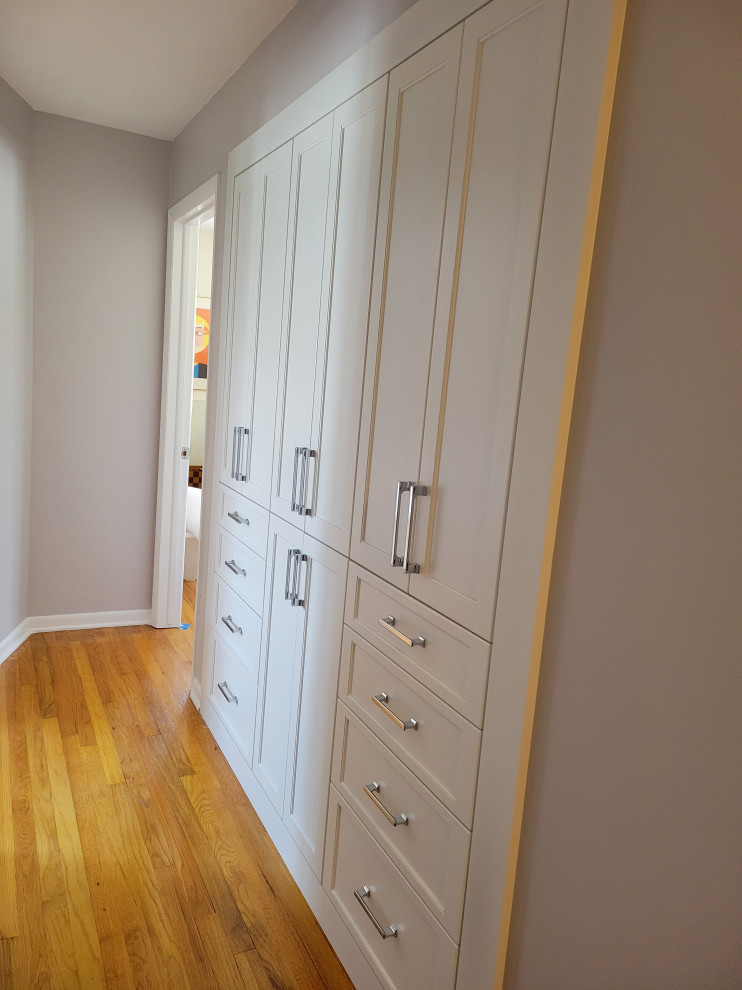 Creative Approach to Linen Closet - Модернизм - Гардеробная - Кливленд ...
