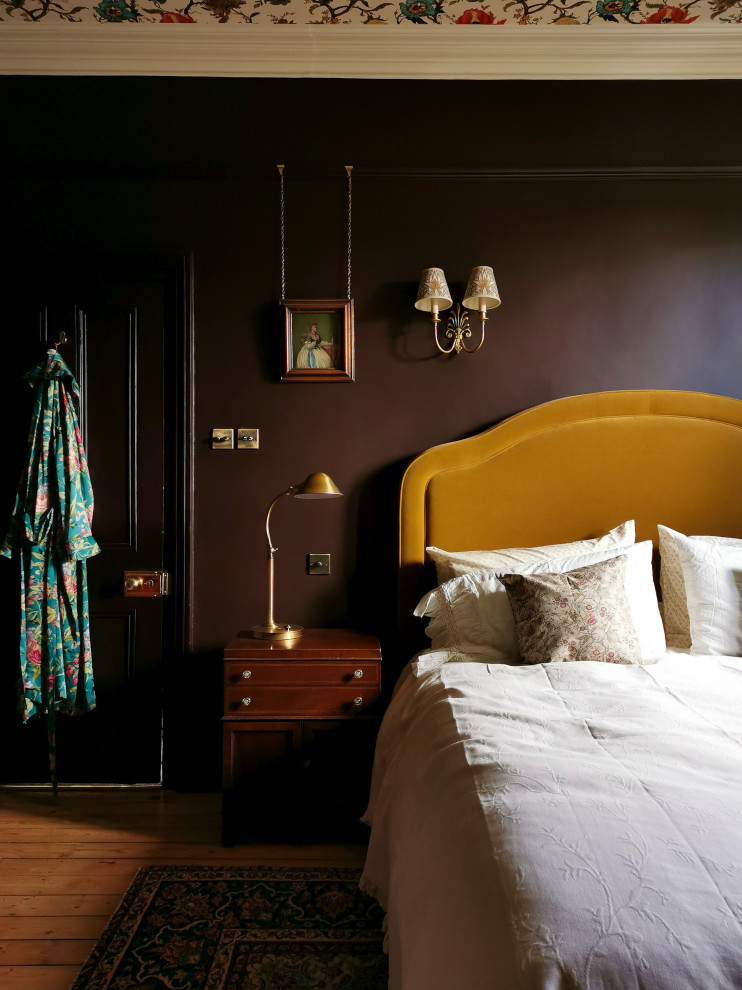 Inspiration pour une grande chambre parentale traditionnelle avec un mur violet, un sol en bois brun, un poêle à bois, un manteau de cheminée en pierre, un sol beige et un plafond en papier peint.