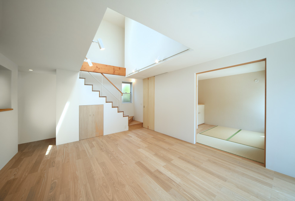 Exemple d'un petit salon moderne ouvert avec un mur blanc, parquet clair, un plafond en papier peint et du papier peint.