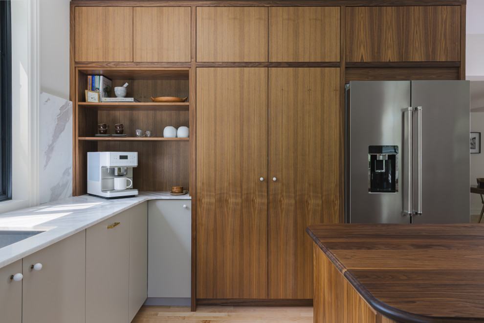 Inspiration for a transitional kitchen remodel in Ottawa