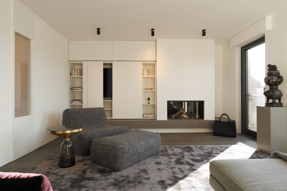 Weiße Wohnwand mit versteckter TV-Aufbewahrung und integriertem Kamin