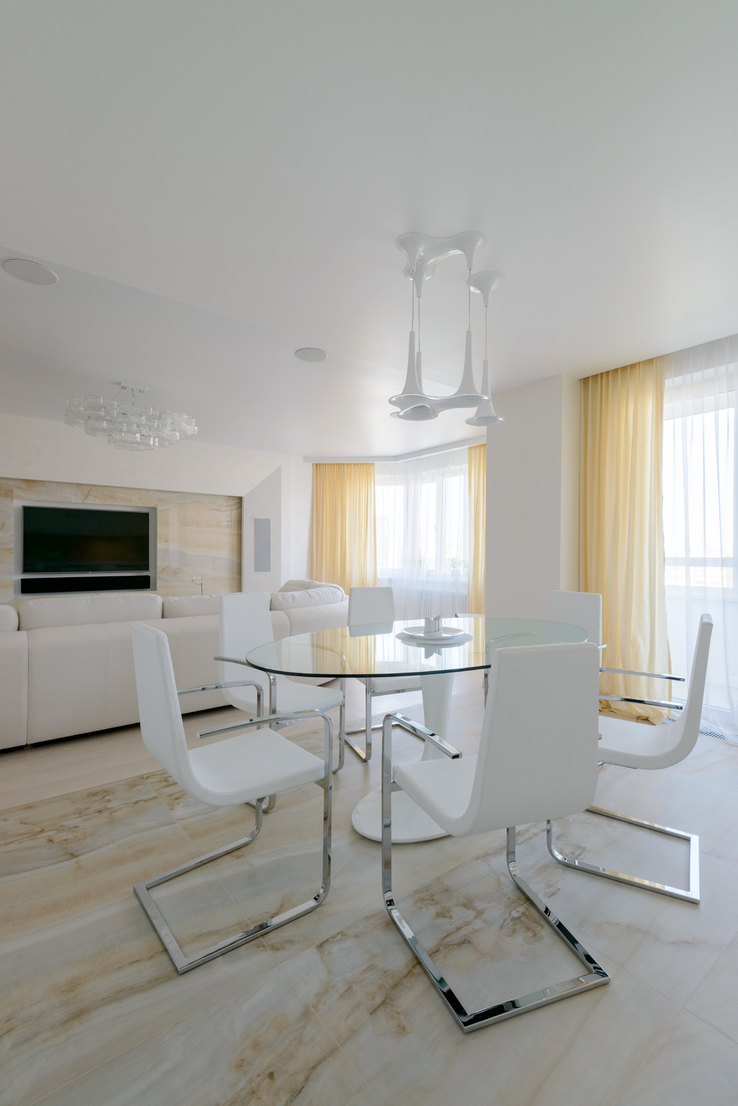 Любовь к белому цвету.