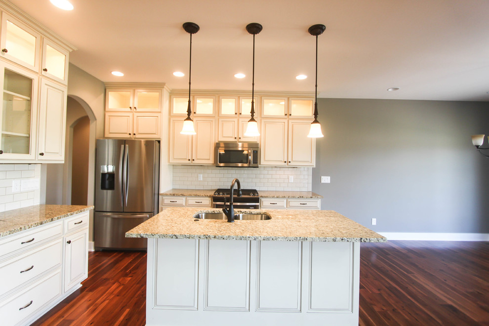 Kitchen - transitional kitchen idea in Indianapolis