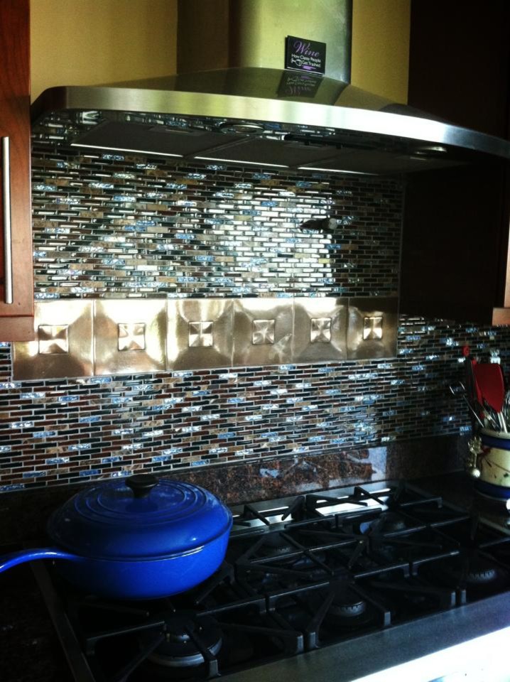 Example of a l-shaped eat-in kitchen design in Baltimore