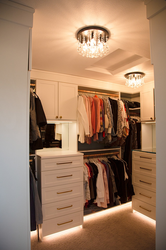 Modelo de armario vestidor unisex vintage de tamaño medio con armarios estilo shaker, puertas de armario blancas, suelo gris y moqueta