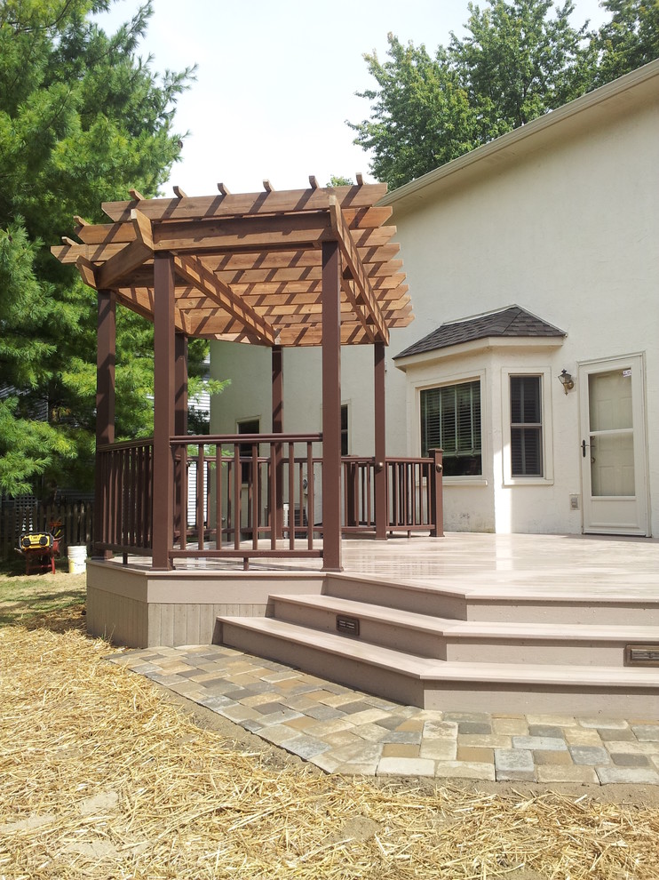 Transitional home design photo in Columbus