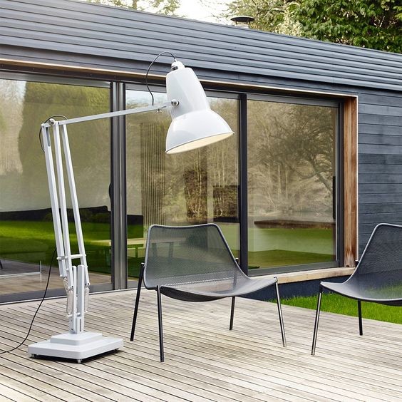 Design ideas for a contemporary deck in Glasgow.