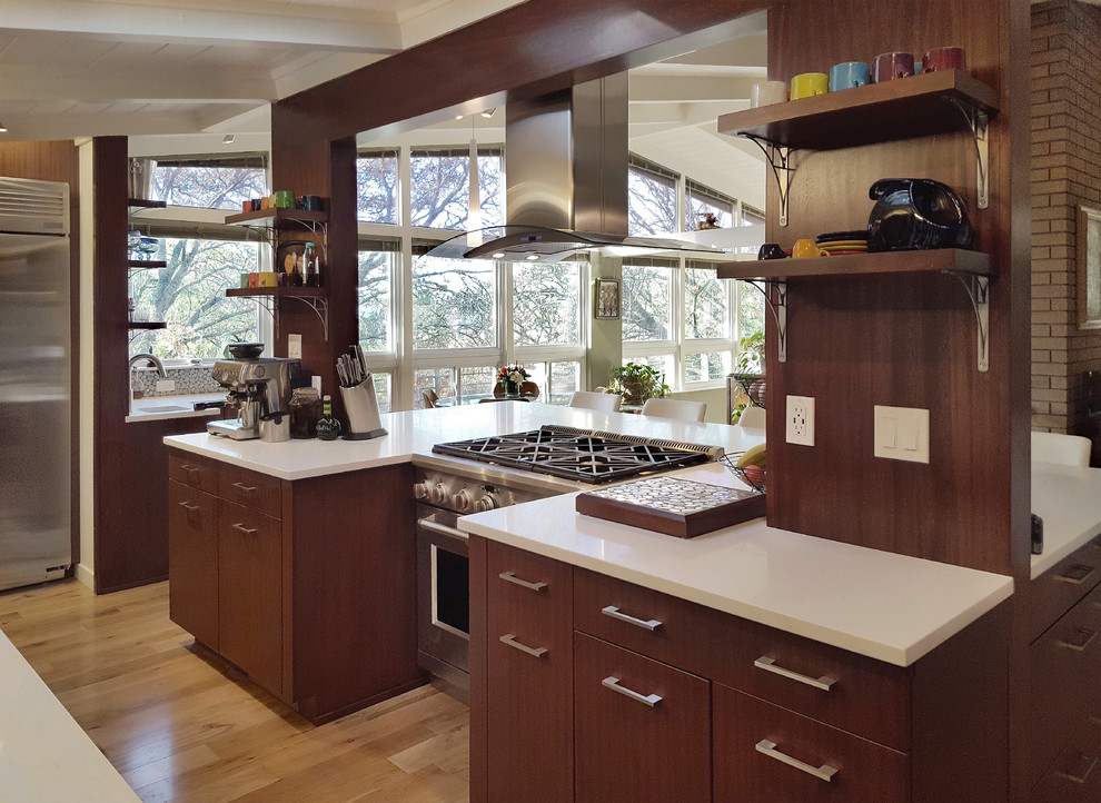 Exempel på ett 60 tals vit vitt kök, med en undermonterad diskho, släta luckor, vita skåp, bänkskiva i koppar, stänkskydd med metallisk yta, stänkskydd i mosaik, rostfria vitvaror, ljust trägolv och en köksö