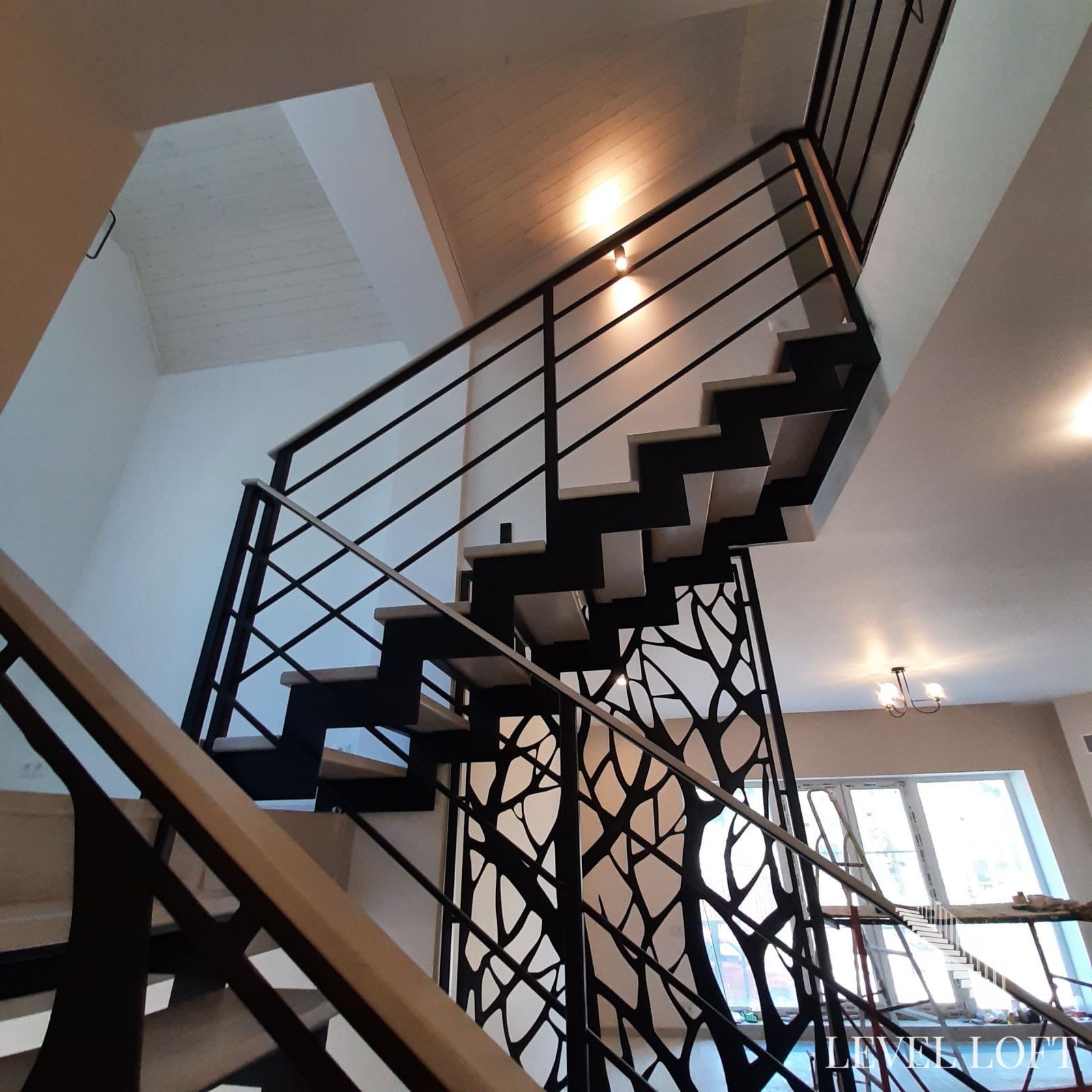 Лестница на двух косоурах из листа металла с межэтажной площадкой