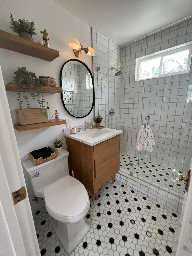 Mid-sized midcentury bathroom in San Francisco with ceramic tile, ceramic floors and white floor.