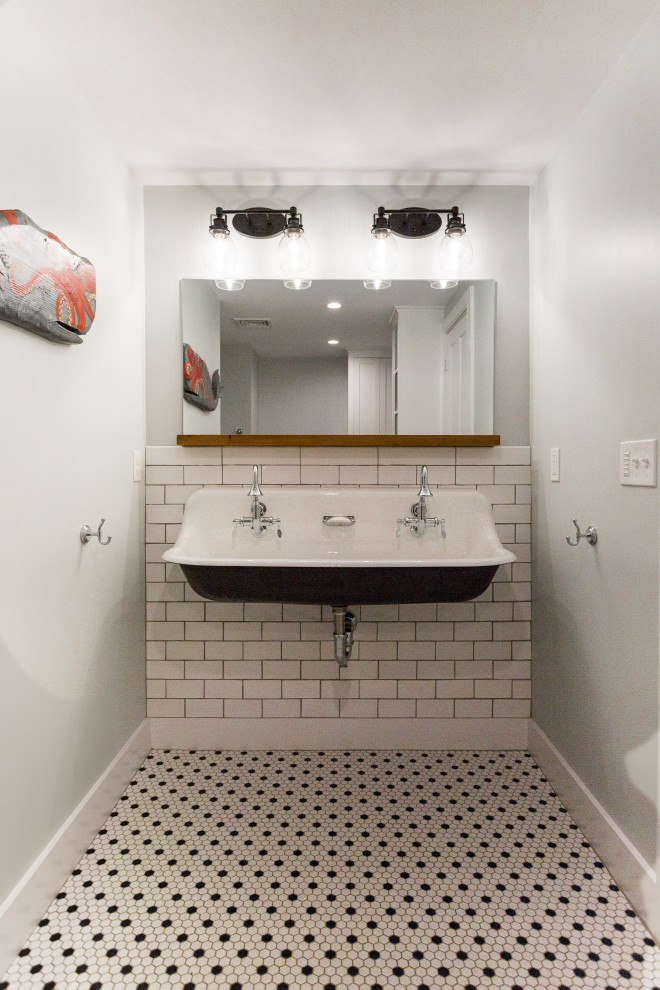 Kleines Landhaus Duschbad mit weißen Fliesen, Metrofliesen, grauer Wandfarbe, Porzellan-Bodenfliesen, Wandwaschbecken, weißem Boden und Doppelwaschbecken in Boston