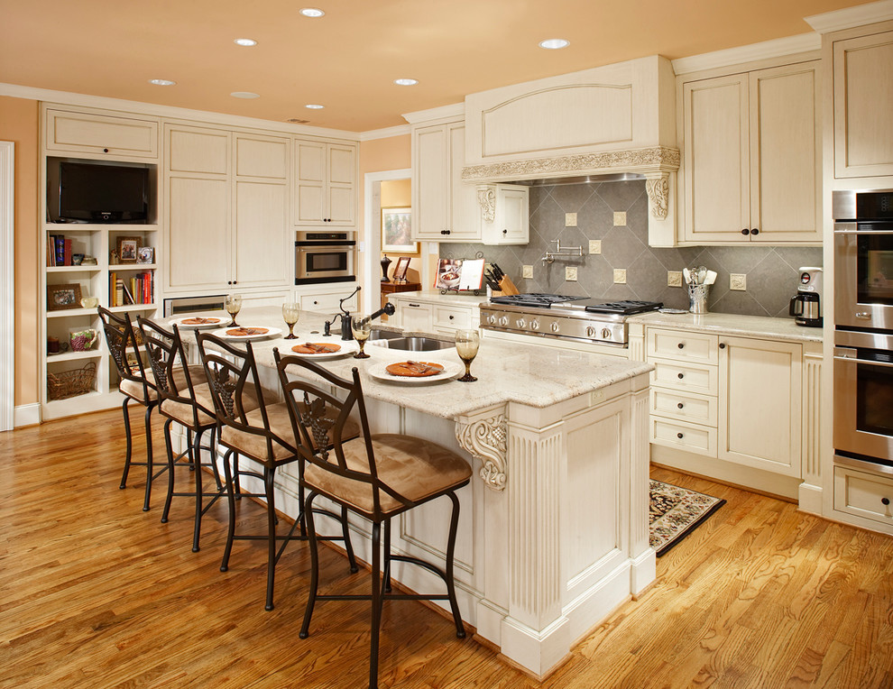 Inspiration for a traditional kitchen in Dallas.