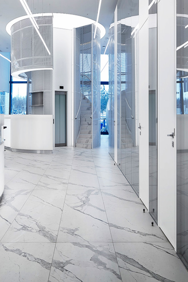 Стильный дизайн: огромный коридор в стиле модернизм с белыми стенами, полом из керамической плитки и белым полом - последний тренд
