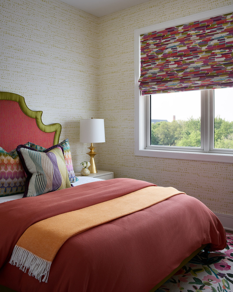 Cette image montre une chambre d'amis traditionnelle de taille moyenne avec un mur multicolore, parquet foncé, un sol marron et du papier peint.