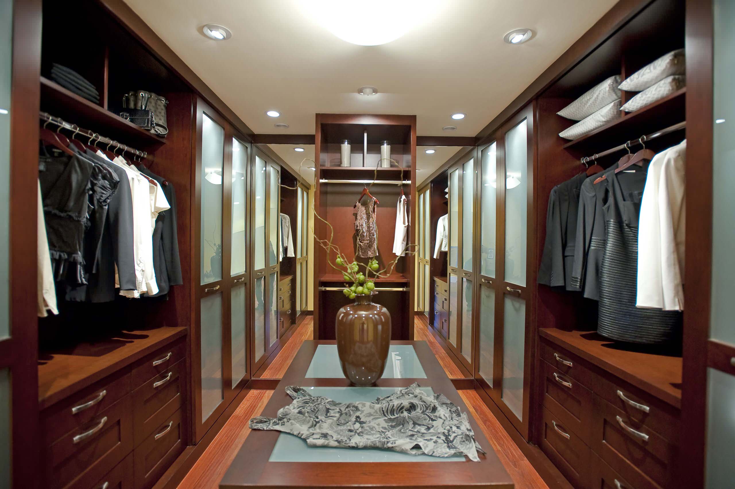 Turn That Spare Room Into a Walk-in Closet, image size:2560x1704