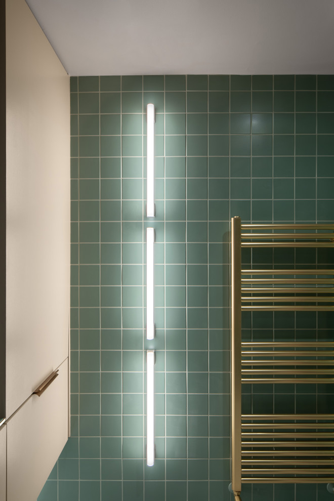 Foto de cuarto de baño moderno pequeño con ducha esquinera, baldosas y/o azulejos verdes, paredes verdes, aseo y ducha y ducha con cortina