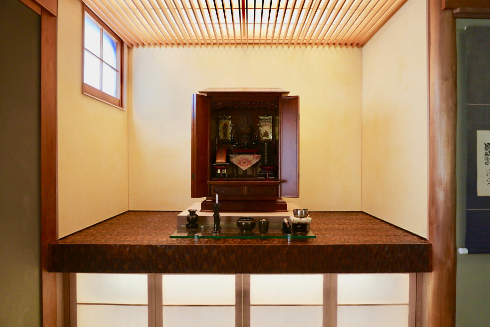 Idées déco pour un petit bureau asiatique avec un sol de tatami, aucune cheminée, un sol vert, du papier peint, un mur jaune et un plafond à caissons.