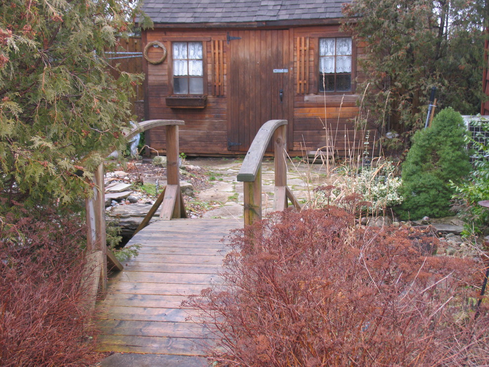 Design ideas for a rustic landscaping in Toronto.