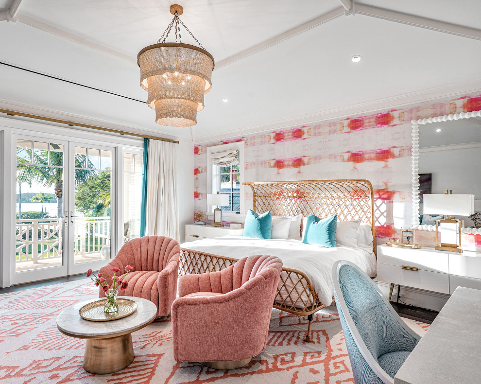 Geräumiges Gästezimmer mit rosa Wandfarbe, dunklem Holzboden, braunem Boden, freigelegten Dachbalken und Tapetenwänden in Miami